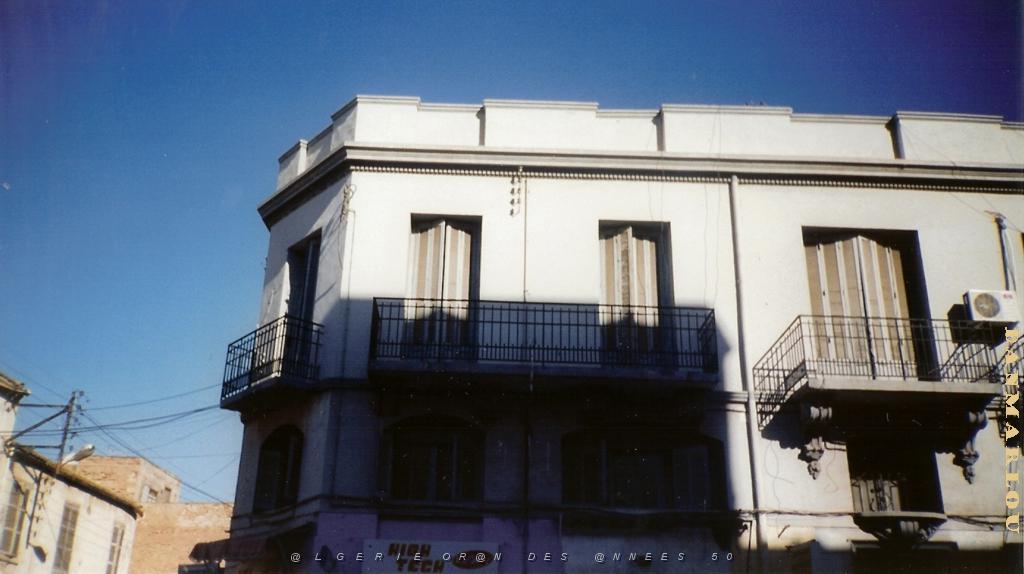 ORAN 10 2005 056 RUE DE MOSTA CHEZ MES GRANDS PARENTS ET LEURS BALCONS.JPG